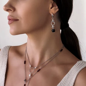 "Обладающая знаниями"