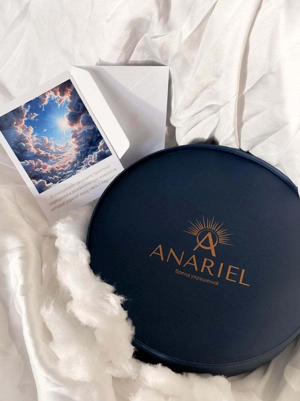 Каждый заказ мы отправляем в синей фирменной коробочке