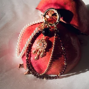 "Излучающая свет"